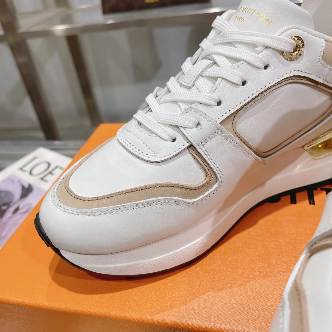 👟👟Ex-factory price 640👟👟 🔥🔥🔥LOUIS VUITTON 2025 couples models are now on the official website of Louis Vuitton, this Neo Run Away sneakers are inspired by running shoes, incorporating LV's iconic must-have shoes into the trend. This version is a 1:1 replica of the original version, made of LV denim and calfskin, highlighting its simple lines and unique wedge outsole. The main details include the LV initials on the side and the engraved gold heel stabilizer on the back plus a hidden insole. 2cm. Sizes 35-42, 39-46. Full package, high version. Welcome new and old customers to inquire.